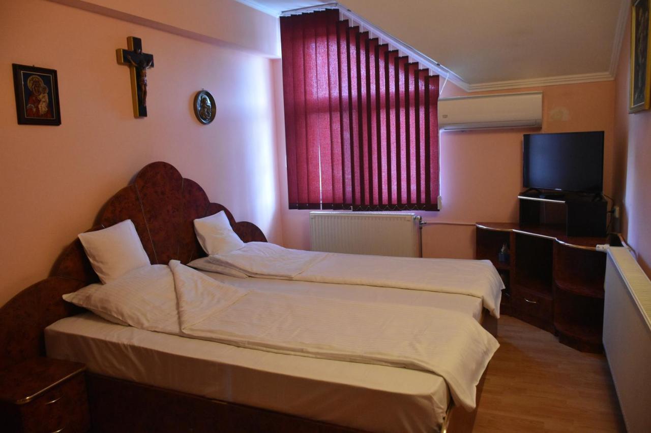 Hotel Vila Angela Felix à Sînmartin Extérieur photo